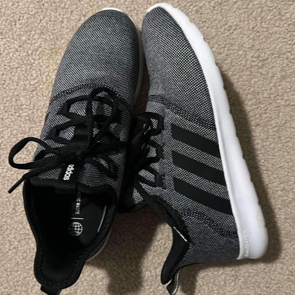Women’s Adidas Cloudfoam comfort shoes sz 11. Only worn once.
